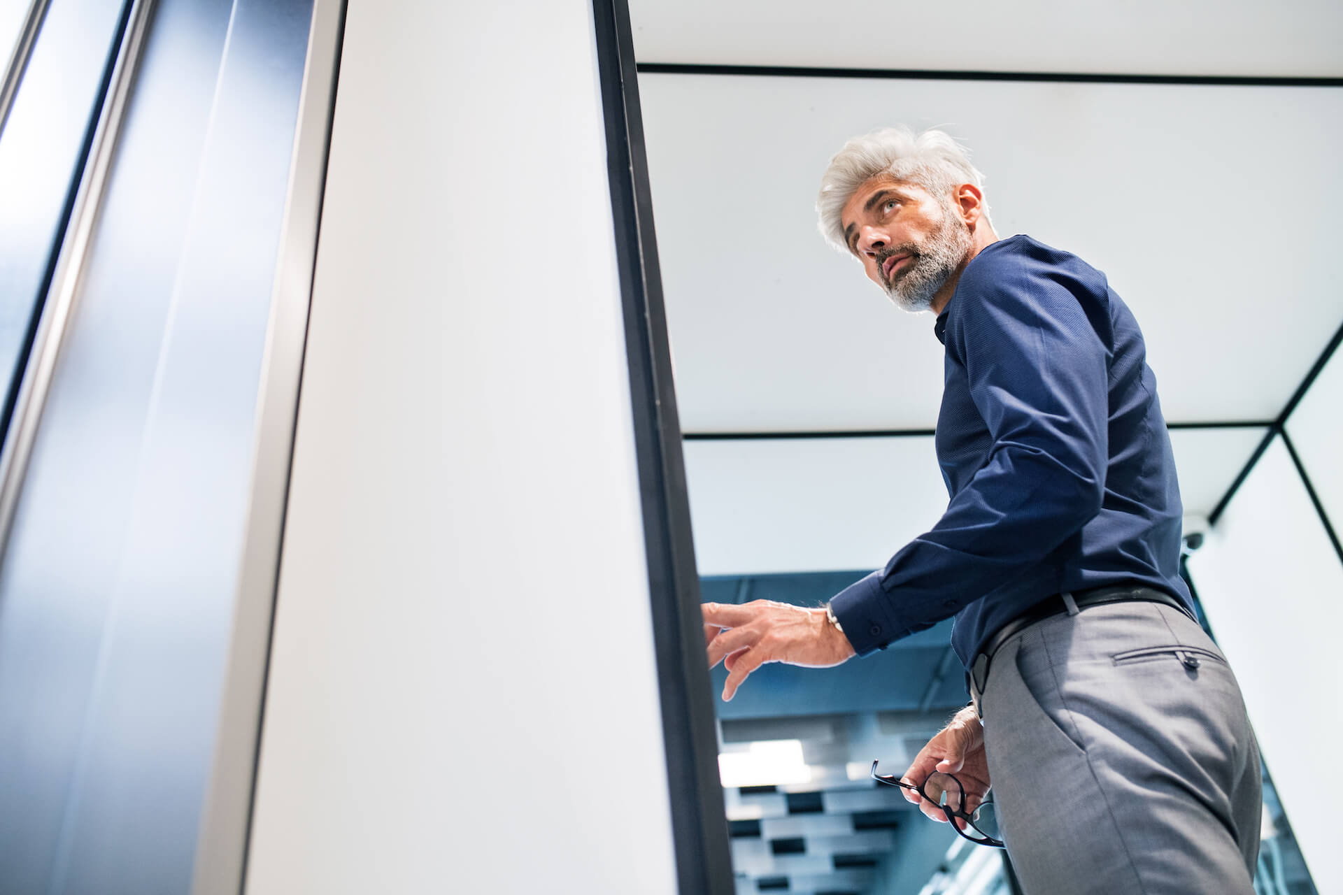mature-businessman-in-the-office-standing-2022-02-02-05-05-49-utc.jpg